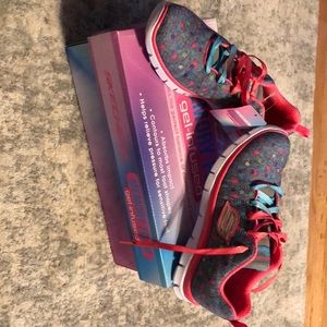 Girls Skechers sneakers 2.5 brand new